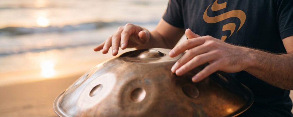 Sessió d'autoregulació somàtica i handpan a la platja de Tarragona - Mètode Soníric